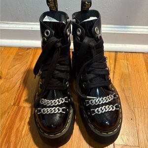 DR MARTENS JADON BOOT MAX CHAIN PATENT LEATHER PLATFORMS